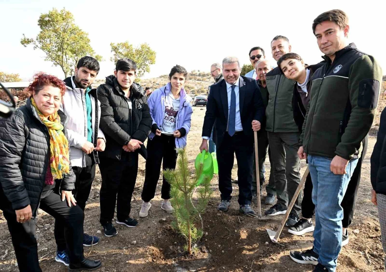 Anadolu Üniversitesi Yunus’un Fidanları etkinliğiyle ağaç dikimi gerçekleştirdi