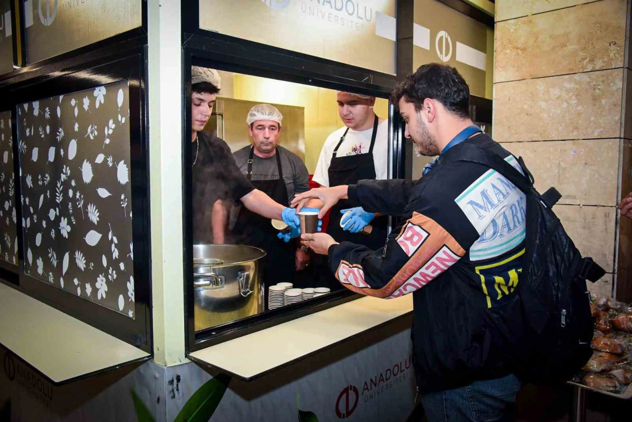 Anadolu Üniversitesi'nden sınav haftasında öğrencilere çorba ikramı