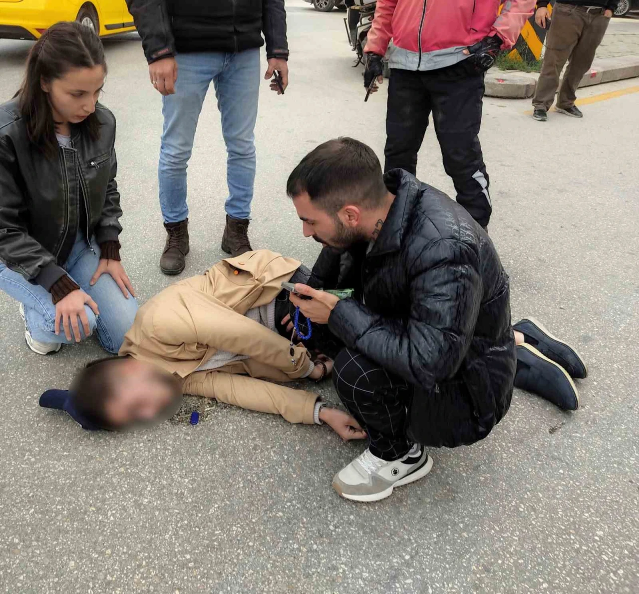 Şeker hastası genç adam karşıdan karşıya geçerken baygınlık geçirdi