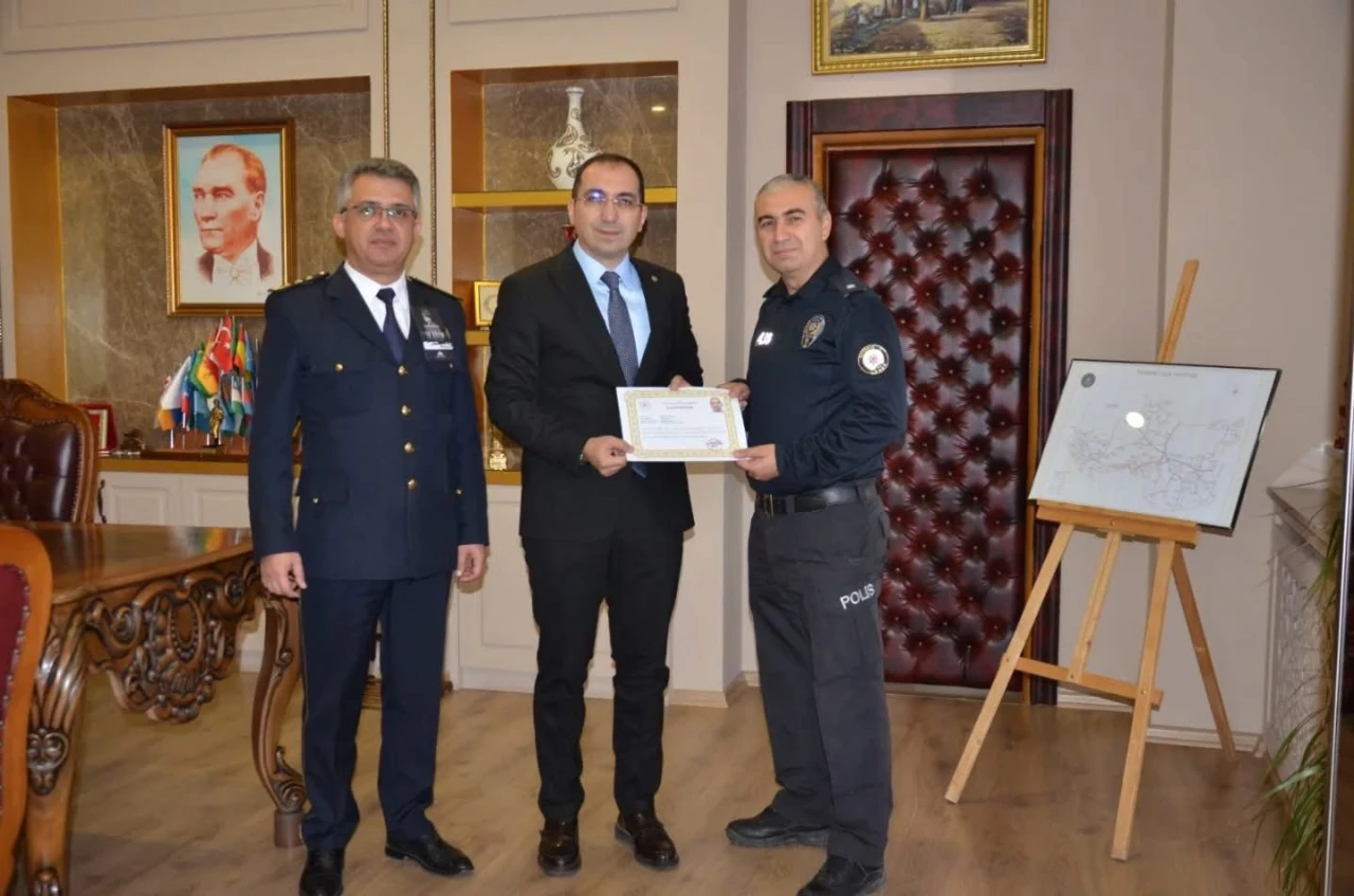 Hayatını sonlandırmaya kalkışan vatandaşı ikna eden polise teşekkür belgesi verildi