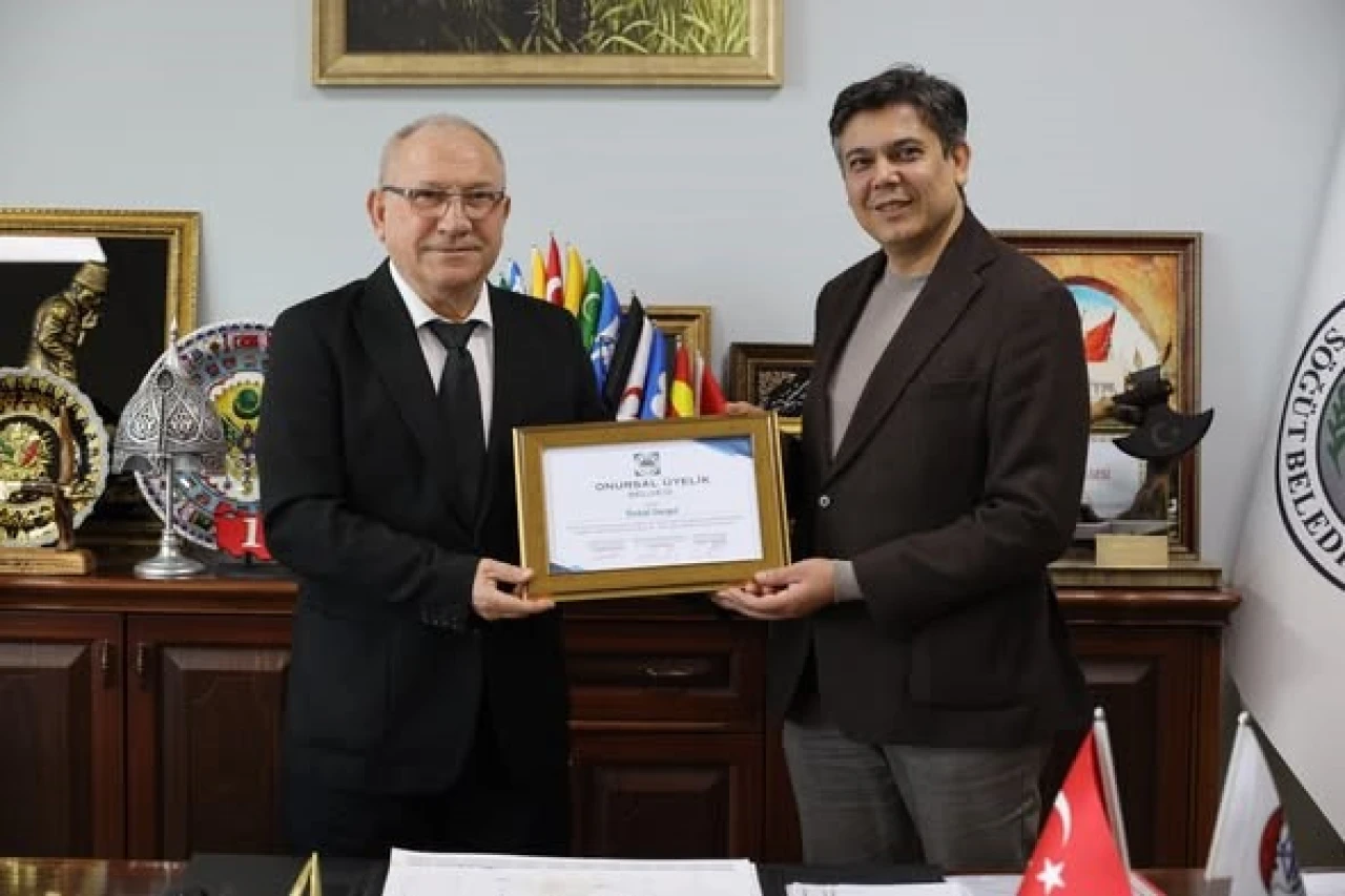 Başkan Durgut’a onursal üyelik plaketi takdim edildi