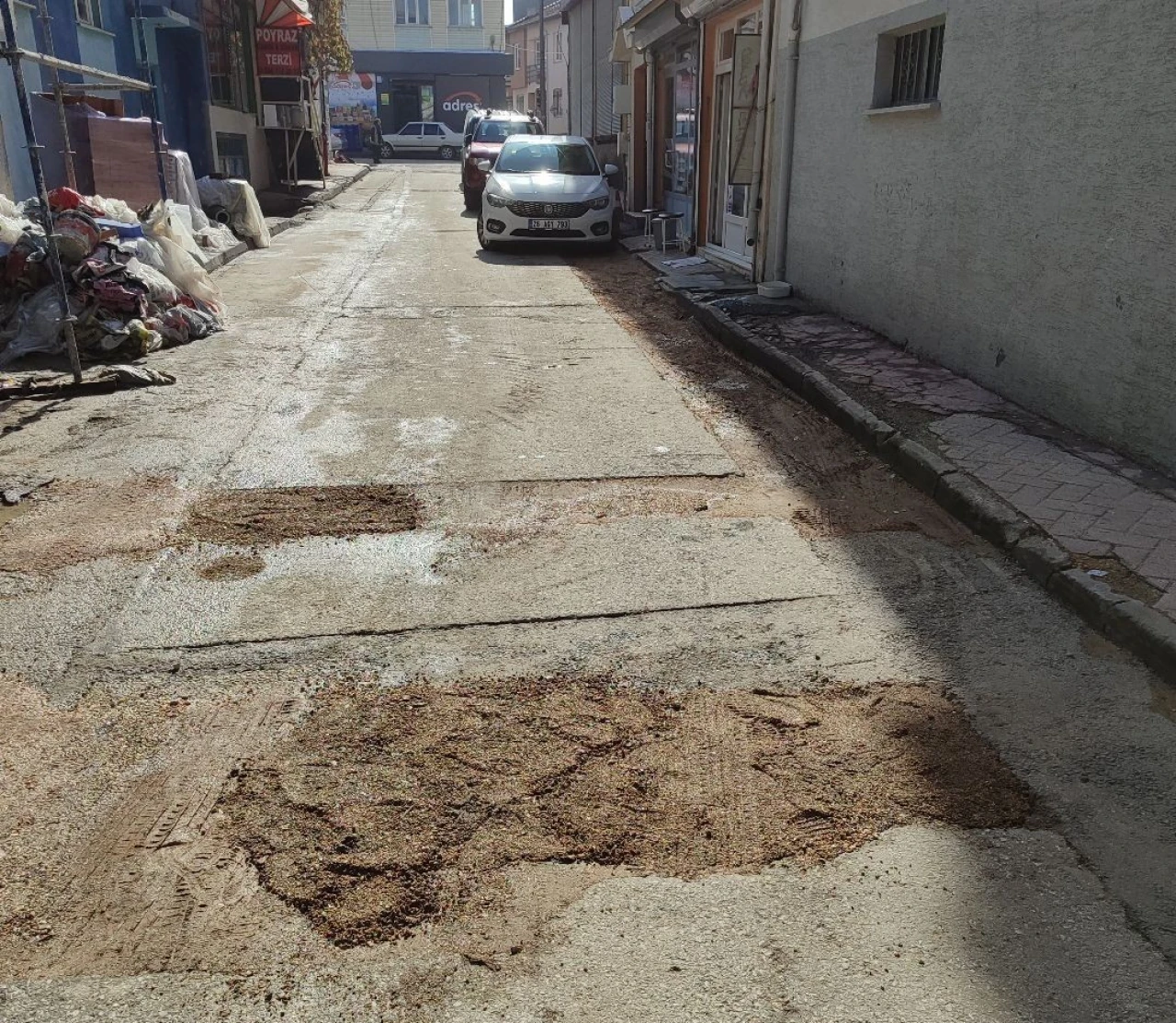 Yoldaki çukurları vatandaş doldurdu