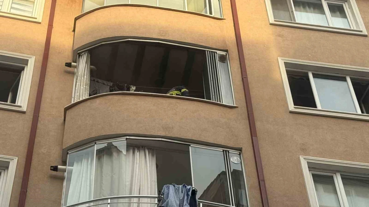 Bilecik’te balkonda çıkan yangında bir kişi dumandan etkilendi