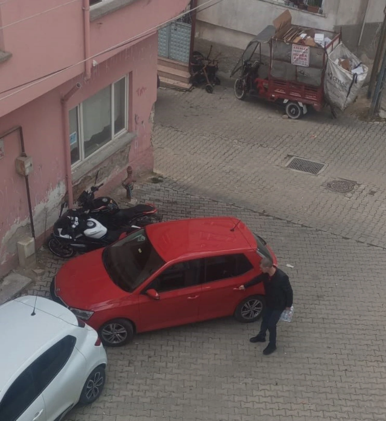 Bilecik Cumhuriyet Mahallesi’nde gelişigüzel park eden sürücü tepkilere çekti