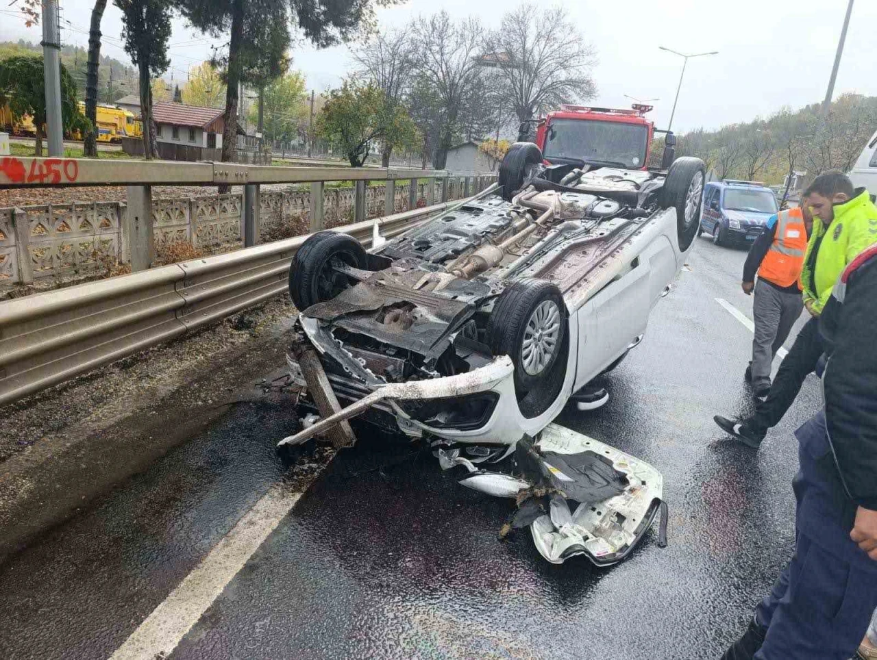Takla atan araçtan hafif yaralı olarak kurtuldu