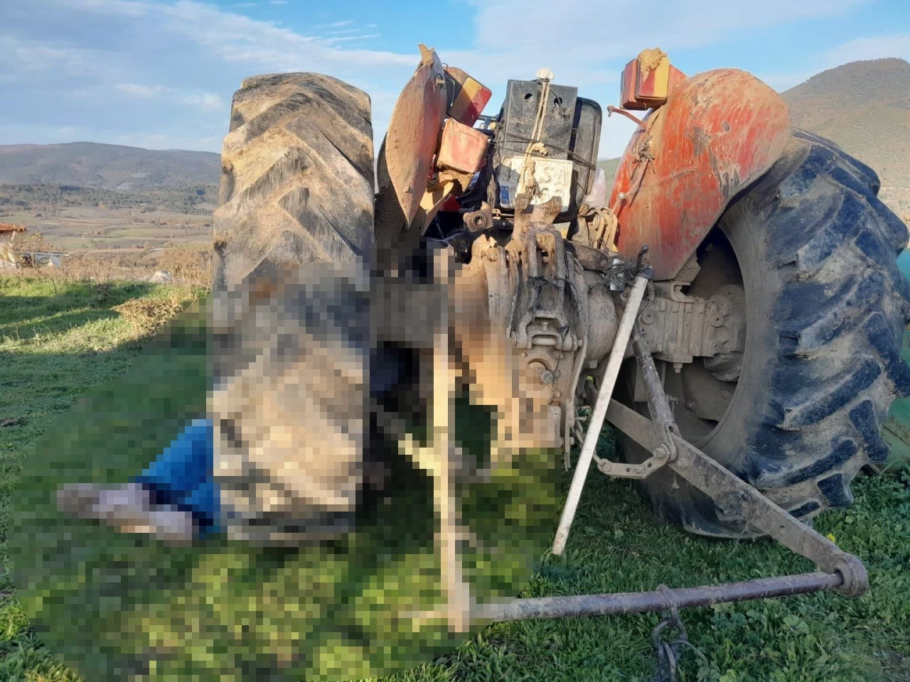 Traktörü çalıştırmak isterken altında kalan yaşlı adam hayatını kaybetti