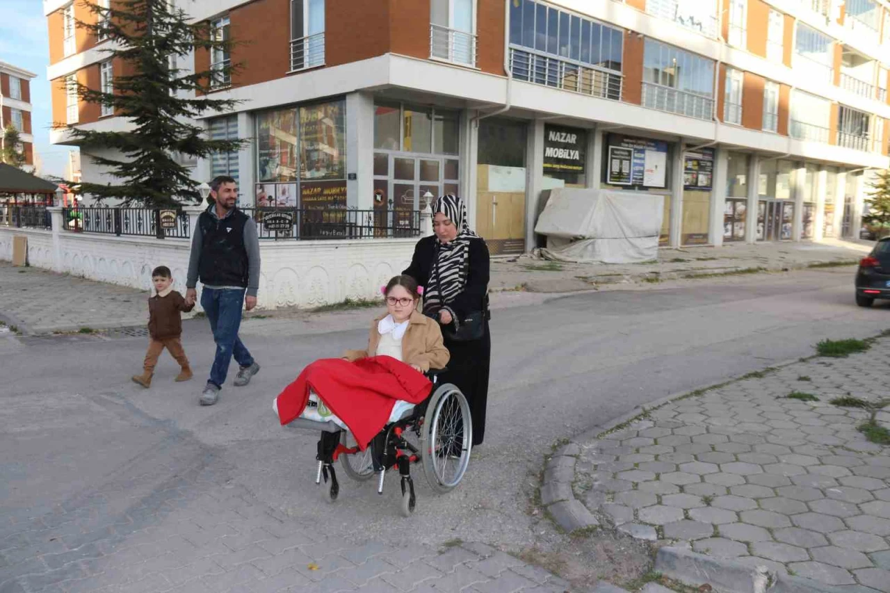 Kızını her gün kucağında sınıfa taşıyan anne okula asansör istiyor
