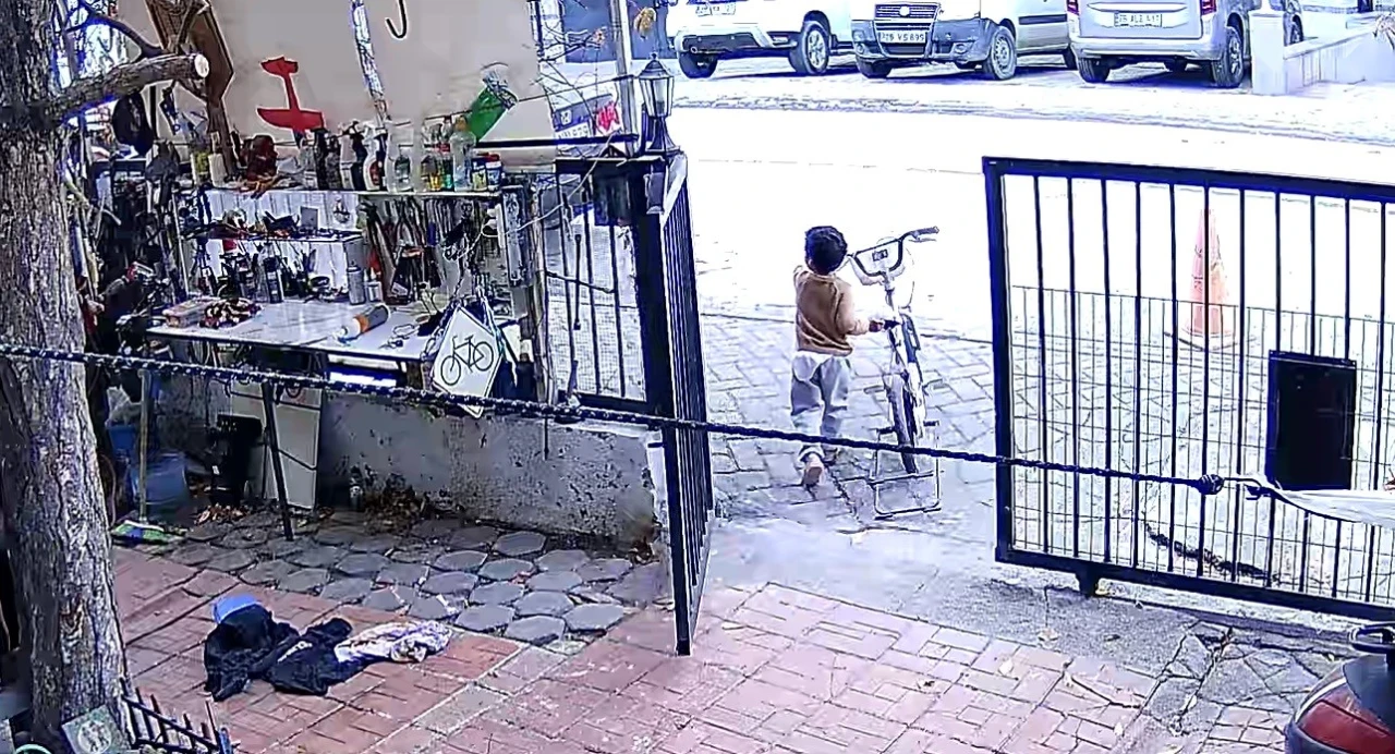 Küçük Çocukların Bisiklet Hırsızlığı Kamerada: Sahibinden Duygulandıran Söz
