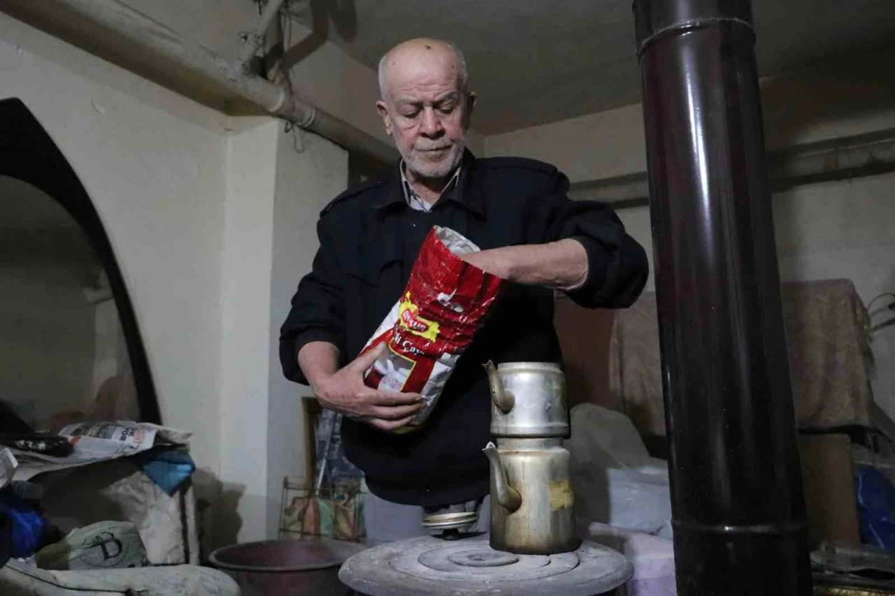 75 Yaşındaki Adam Bodrum Katında 15 Yıldır Hayata Tutunmaya Çalışıyor