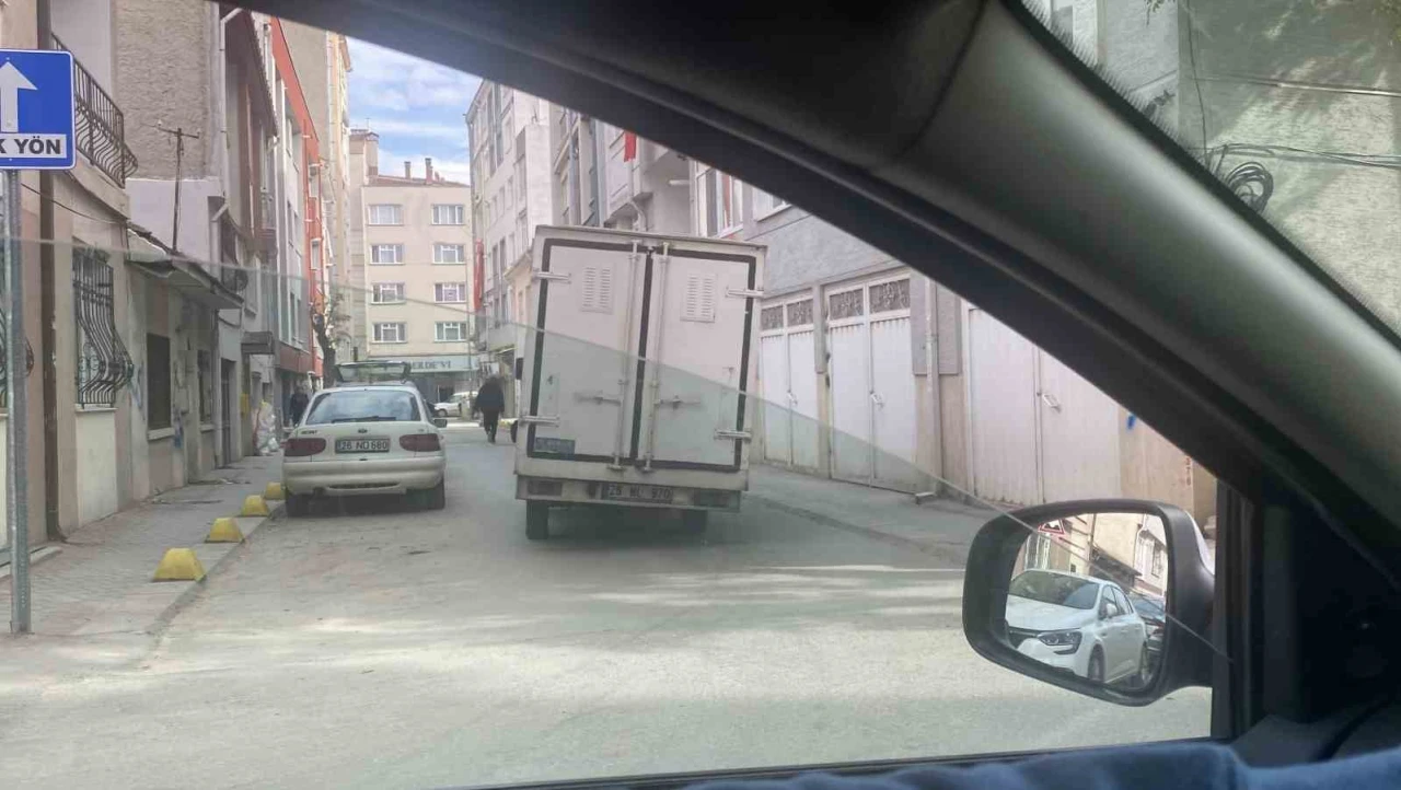 Devrilecek gibi görünen kamyon trafikte tehlike yarattı