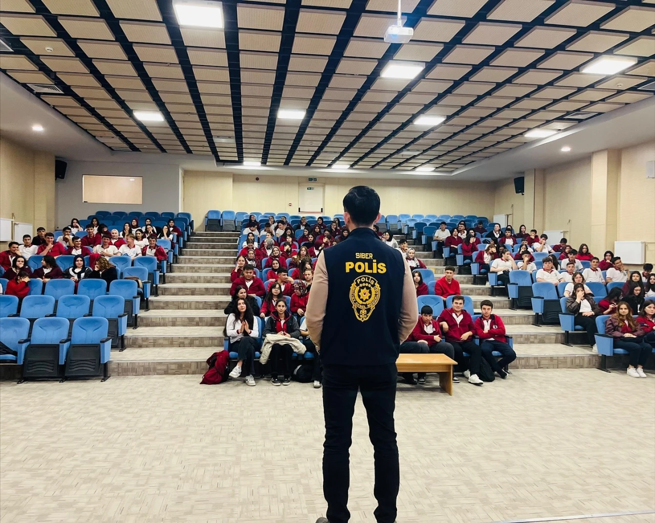 Kütahya Emniyeti Öğrencileri Siber Tehlikelere Karşı Bilinçlendiriyor
