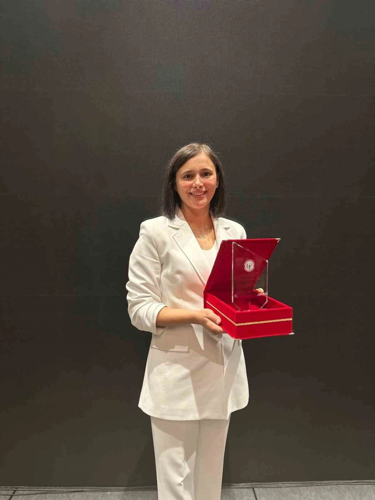 Anadolu Üniversitesi’nden Doç. Dr. Ulviye Acar Çevik’e TEB Eczacılık Akademisi Ödülü