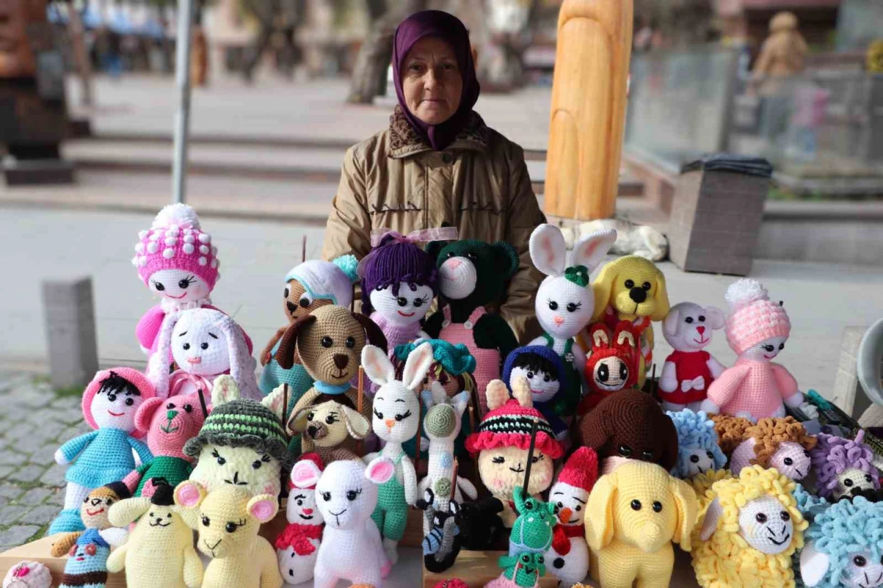 Eskişehir'de Hayal Gücüyle Örgü Bebek Üretiyor, Ev Ekonomisine Katkı Sunuyor