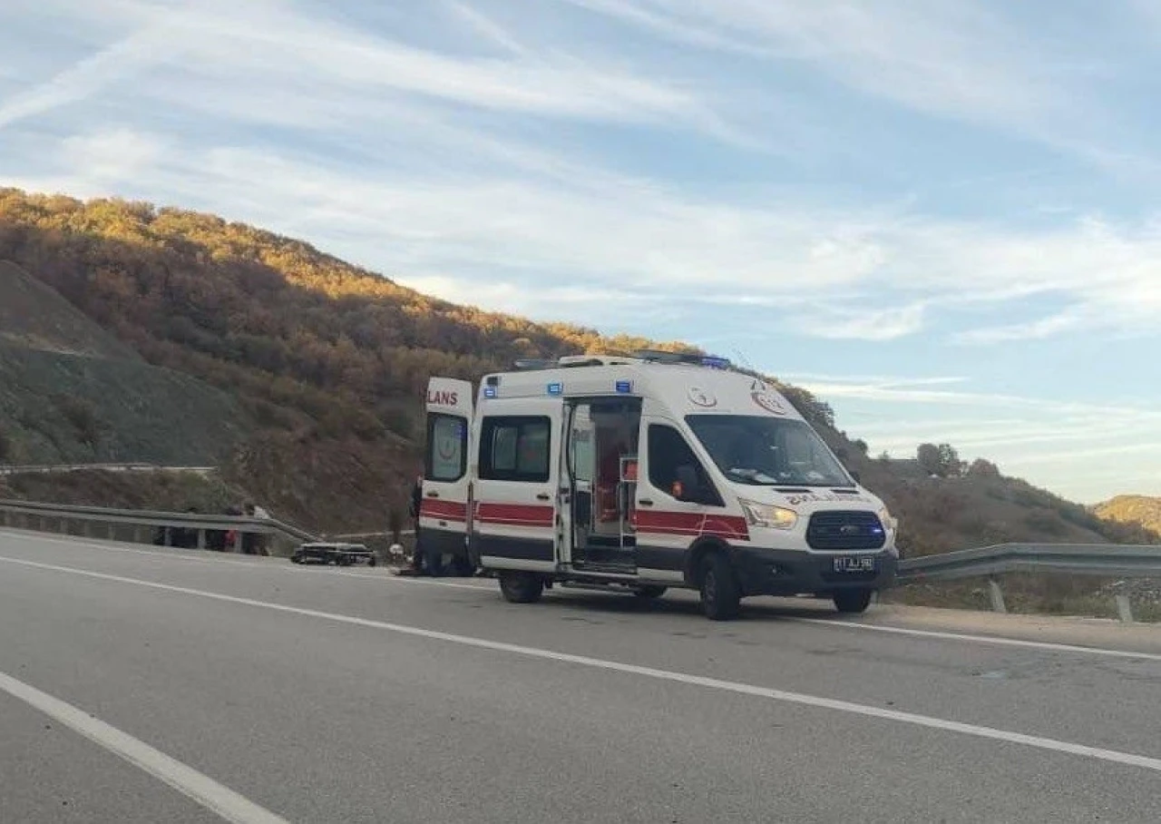 Direksiyon hakimiyetini kaybeden sürücü elektrik direğine çarptı