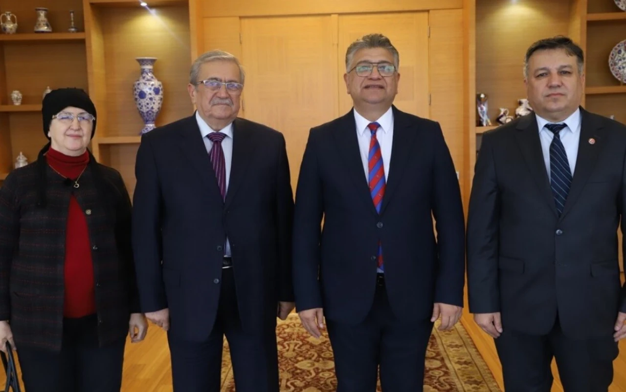 Kütahya'da Emekli Müdür Ahmet Urfalı eserlerini Rektör Kızıltoprak’a takdim etti