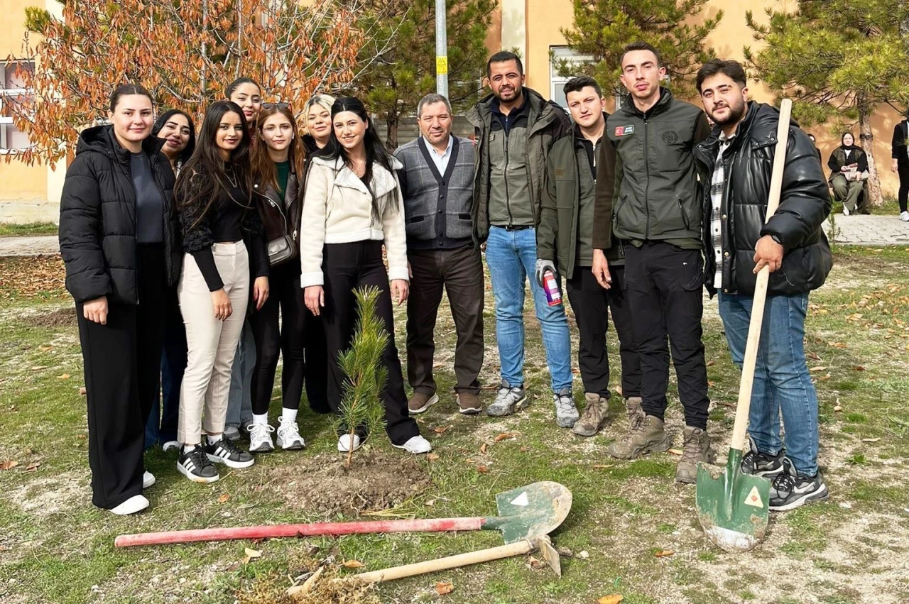 Emet MYO Öğrencileri Fidan Dikme Etkinliğinde Buluştu