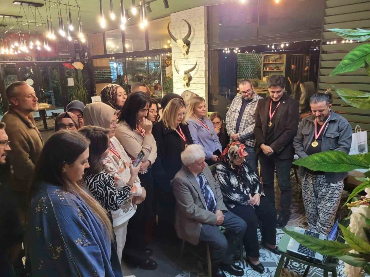 Yıllar Sonra Gelen Sürpriz: Eski Öğrencilerinden Emekli Öğretmene Duygusal Kutlama