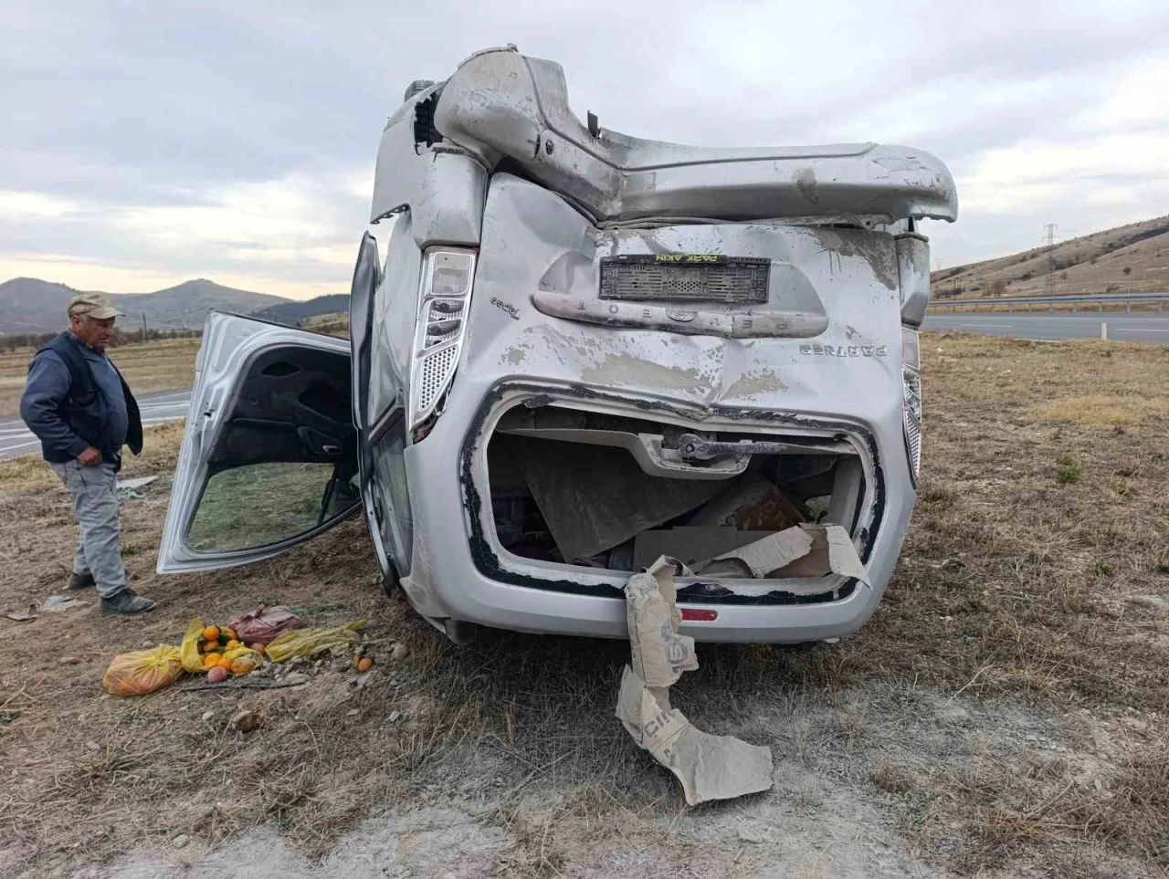 Hafif ticari araçlar çarpıştı, 7 kişi yaralandı