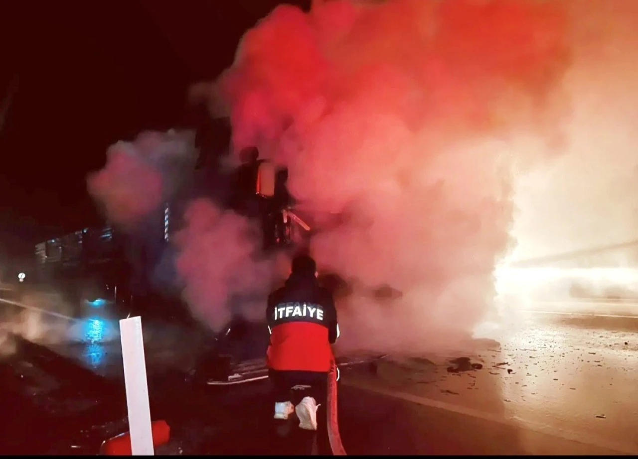 Kütahya'da Hareket Halindeki Tır Alev Topuna Döndü