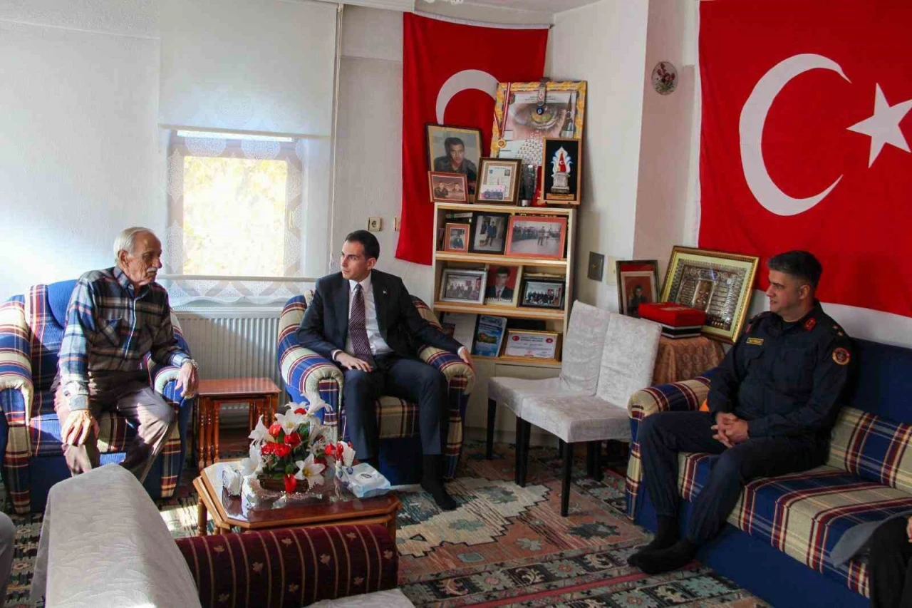 Kaymakam Atam, şehit Yüksel Arık’ın kabrini ve şehidin ailesini ziyaret etti