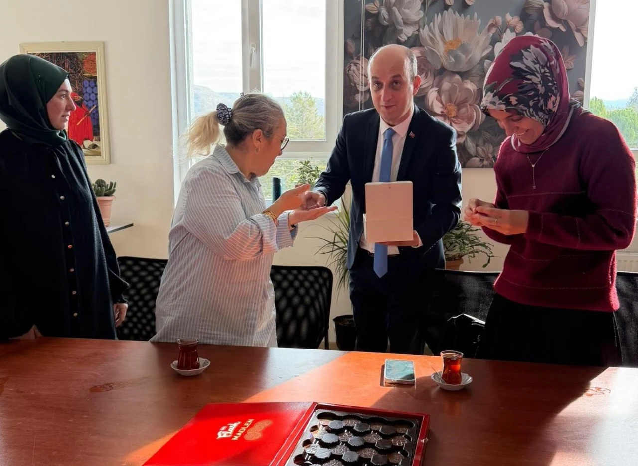 Hisarcık’ta Öğretmenler Günü’nde Anlamlı Jest: Türk Bayrağı Rozeti