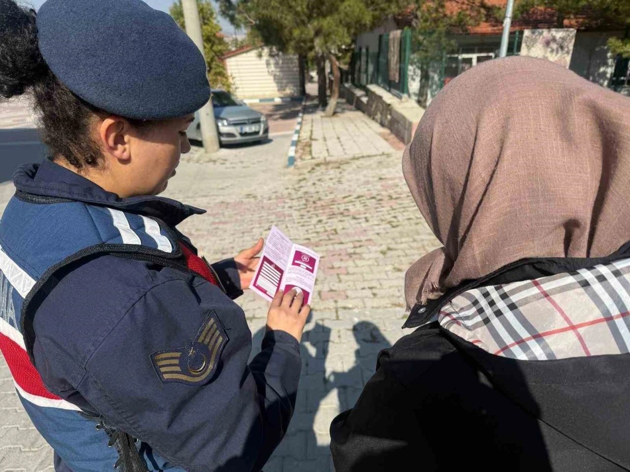 İhsaniye’de jandarma ekiplerinden kadına şiddetle mücadele bilgilendirmesi