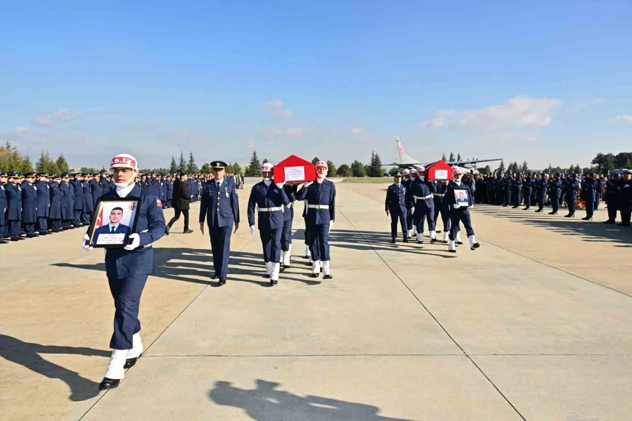 Düşen askeri uçaktaki iki hava şehidi Eskişehir’e getirildi