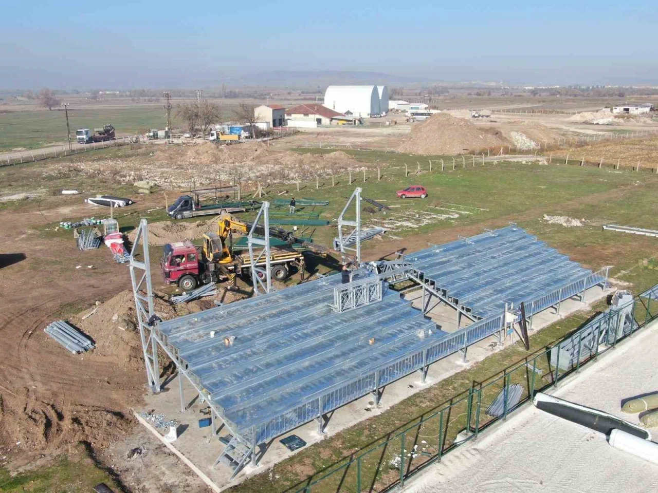 İnönü Spor Kompleksi’ne modern çelik tribünler yerleştirilmeye başlandı
