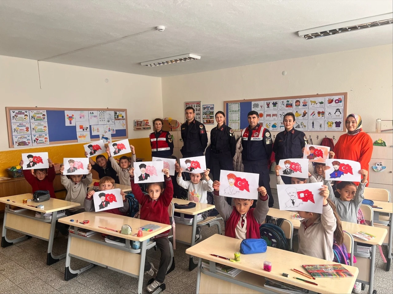 "Bilinçli toplum, güvenli gelecek" projesi kapsamında jandarmadan öğrencilere eğitim