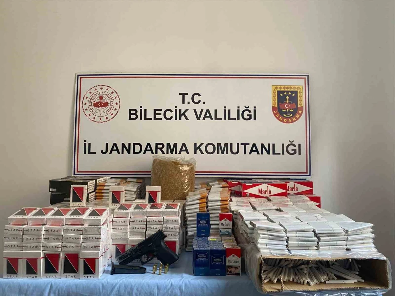Jandarma baskın yaptı: kaçak tütün ve ruhsatsız silah ele geçirildi