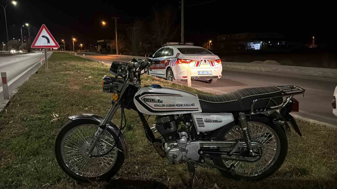 Kaldırıma çarpan motosiklet devrildi: 2 kişi yaralandı