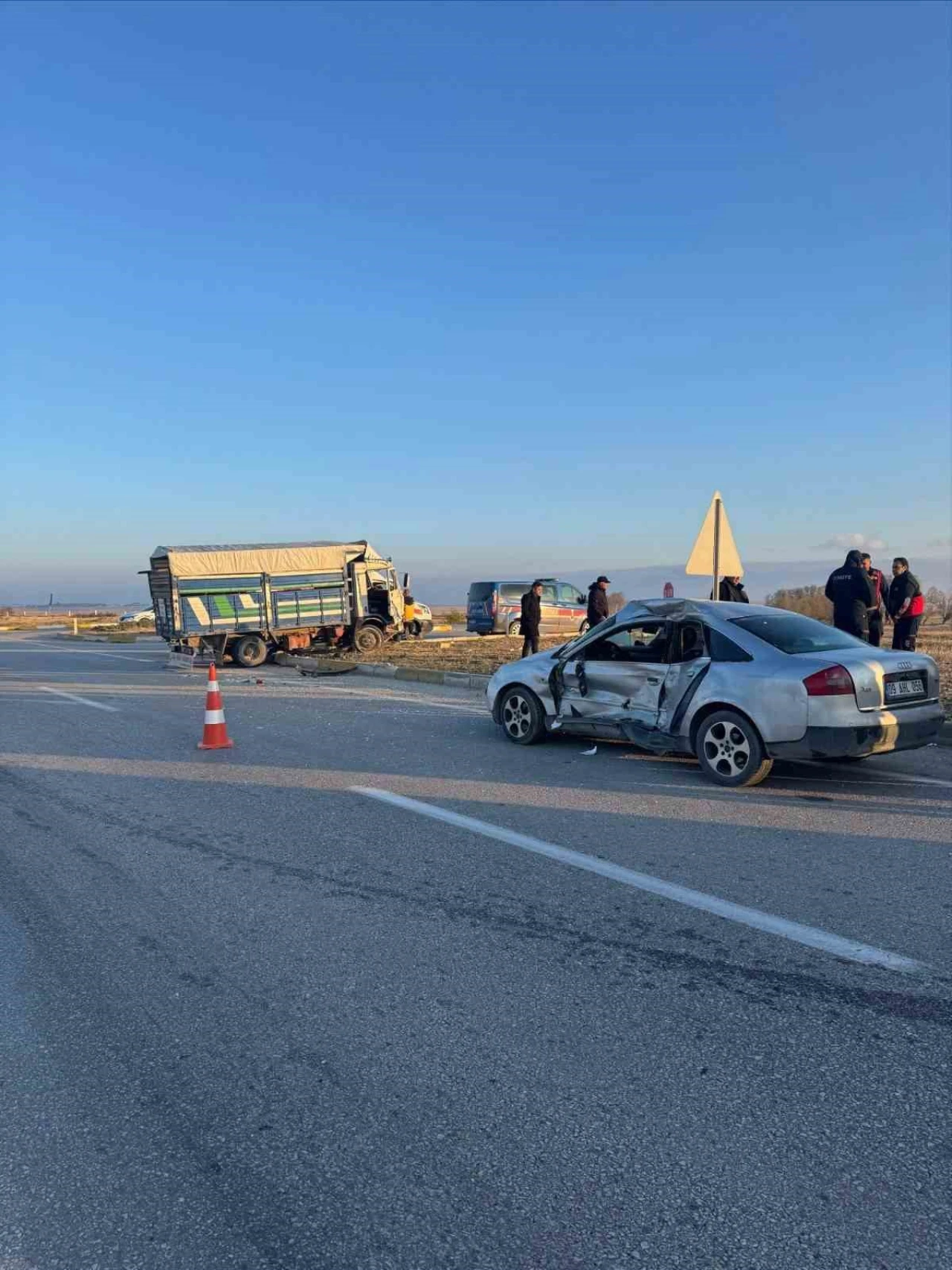 Otomobil ve kamyonetin çarpıştığı kazada 6 kişi yaralandı