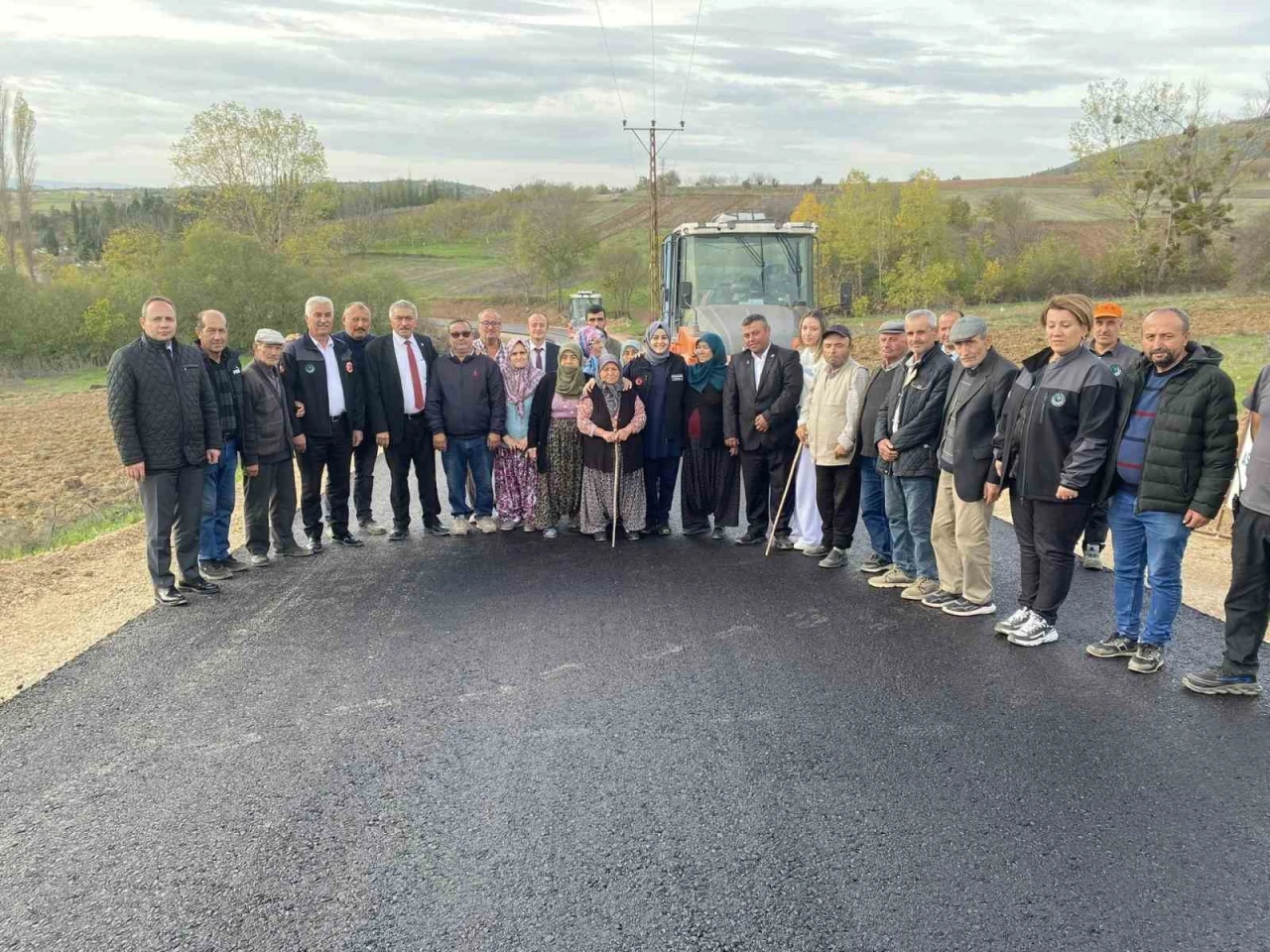 Kaymakam Feyza Nur Kılıç köylerdeki asfaltlama çalışmalarını inceledi
