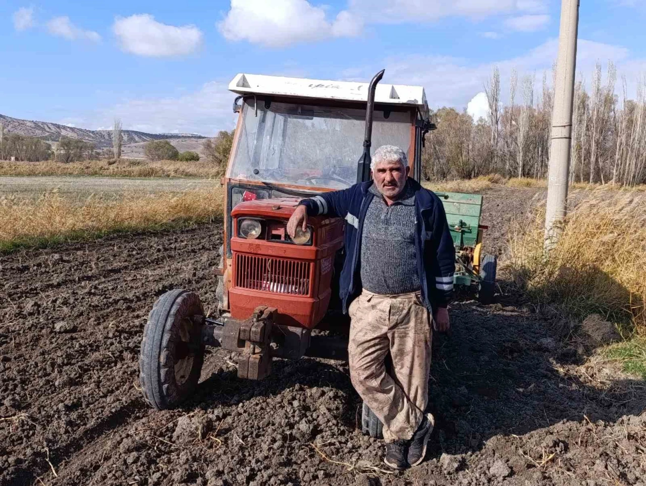 Hububat ekimi yapan çiftçi yağmur için dua ediyor