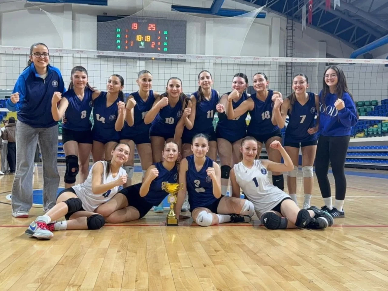 Kütahya Belediyespor Genç Kız Voleybol Takımı 3-1 şampiyon oldu