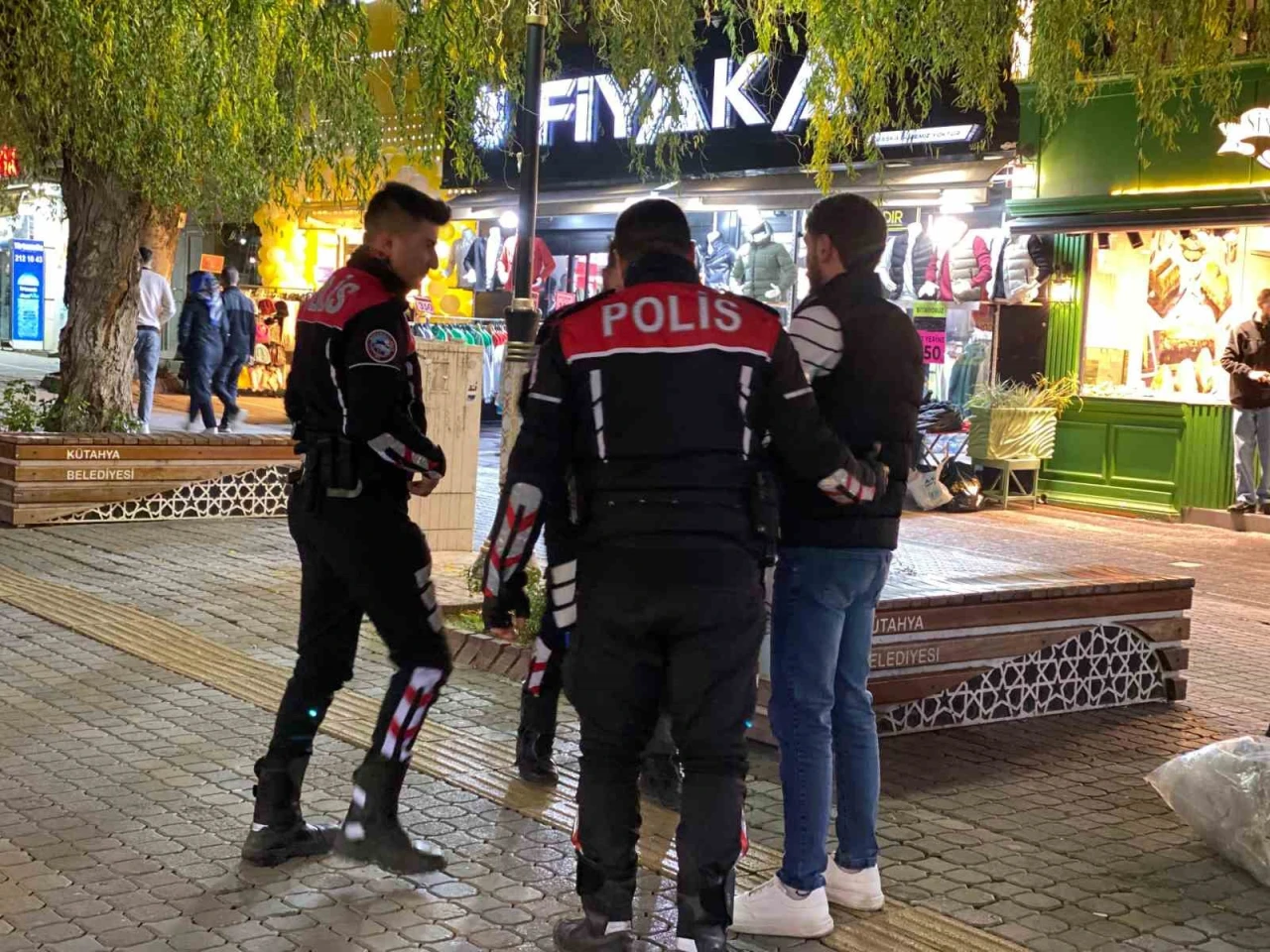 Kütahya’da asayiş denetimlerinde araması olan 50 şahıs yakalandı