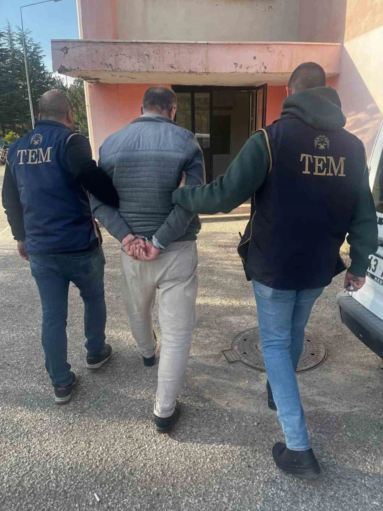 Terör örgütü üyesi saklandığı evde yakalandı