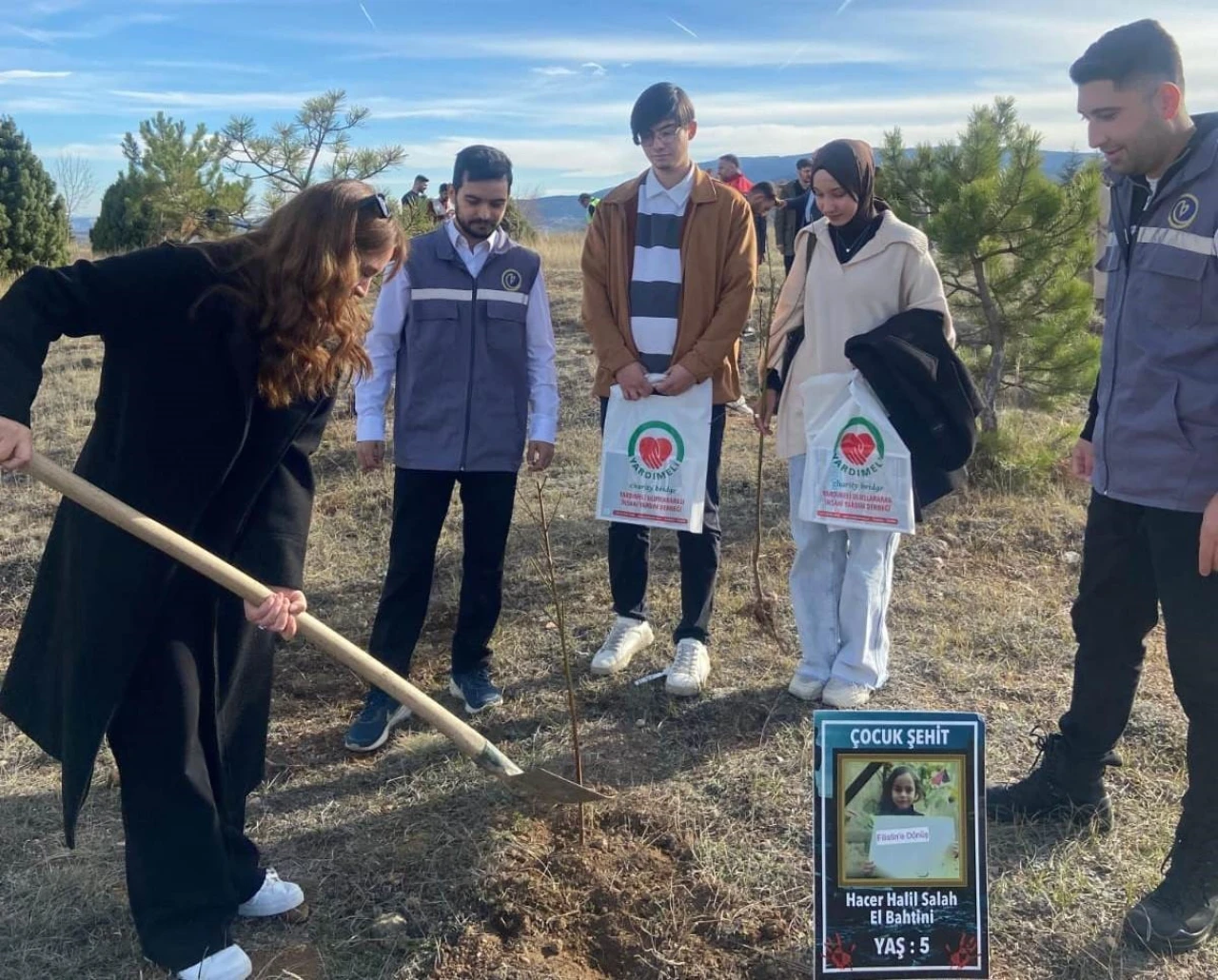 Kütahya'da Bir Çocuk Bin Umut” Sloganıyla Şehit Çocukları İçin Fidan Dikildi