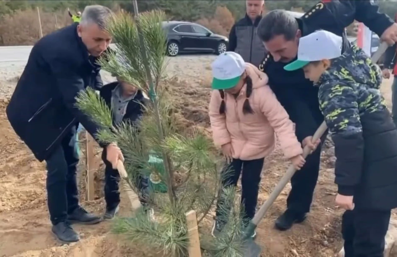 Kütahya’da Şehitler İçin 400 Fidan Toprakla Buluştu: “Her Bir Fidan, Bin Nefes”