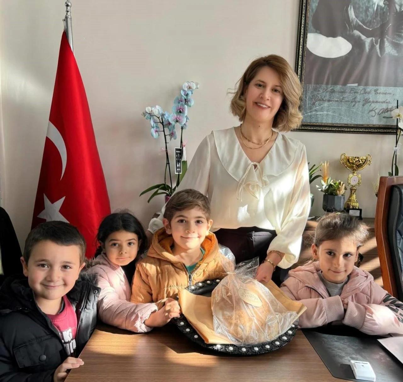 Anaokulu öğrencileri hazırladıkları ekmekleri İlçe Milli Eğitim Müdürü'ne hediye etti