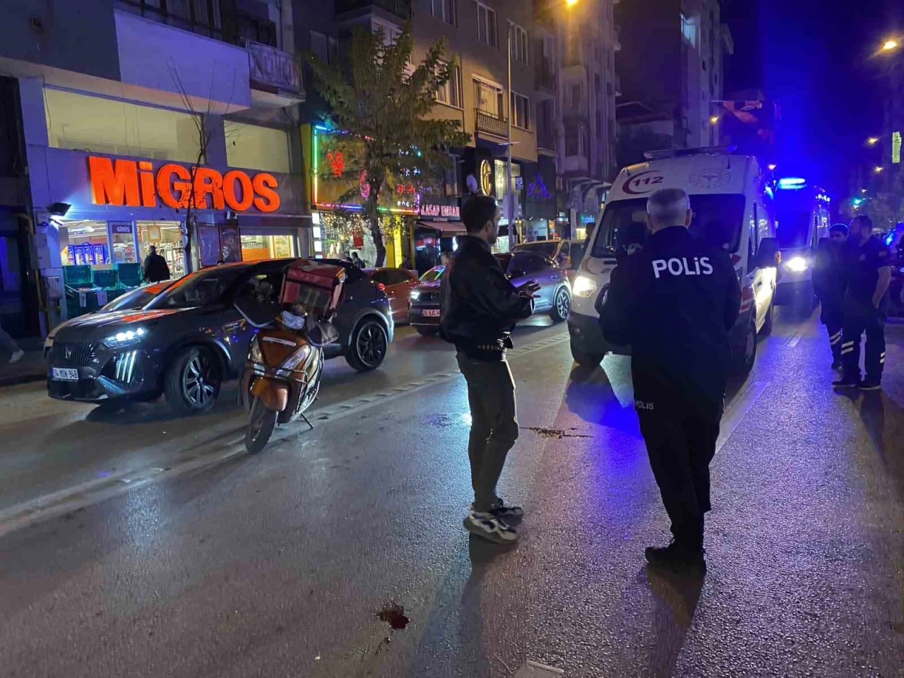 Motosiklet sürücüsü önce yayaya sonra otomobile çarptı, 2 kişi yaralandı