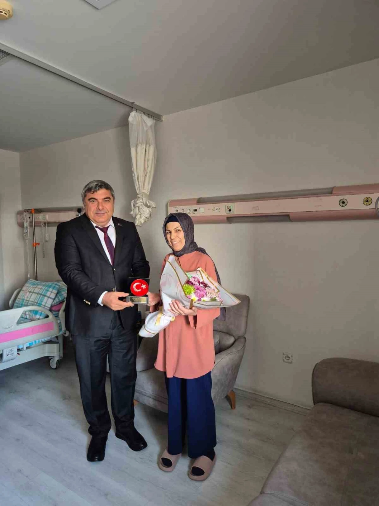 Öğretmenler Günü’nü hastanede geçiren öğretmene anlamlı ziyaret