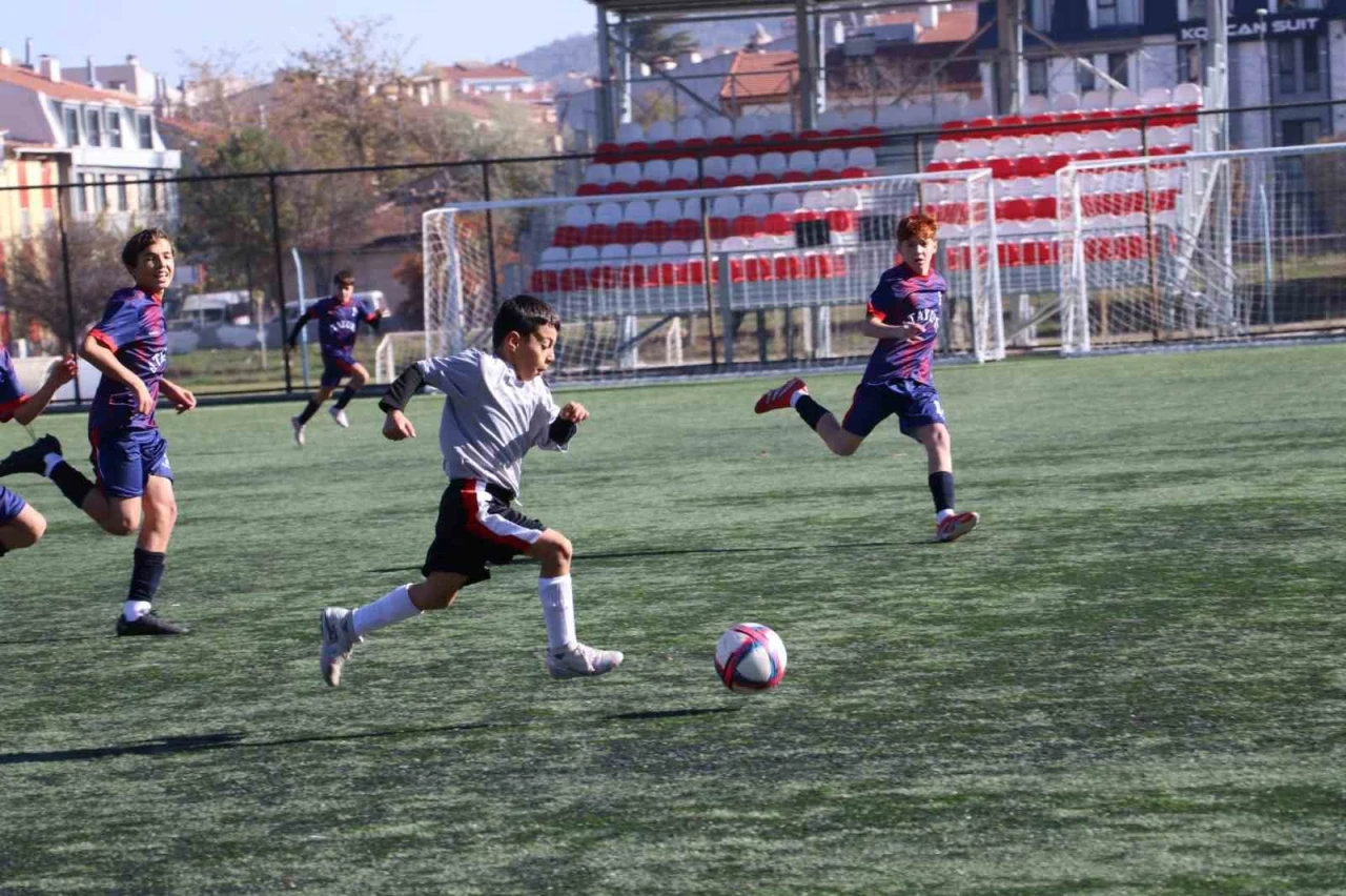 Eskişehir’de Yıldız Erkekler Futbol Müsabakalarında Nefes Kesen Mücadele