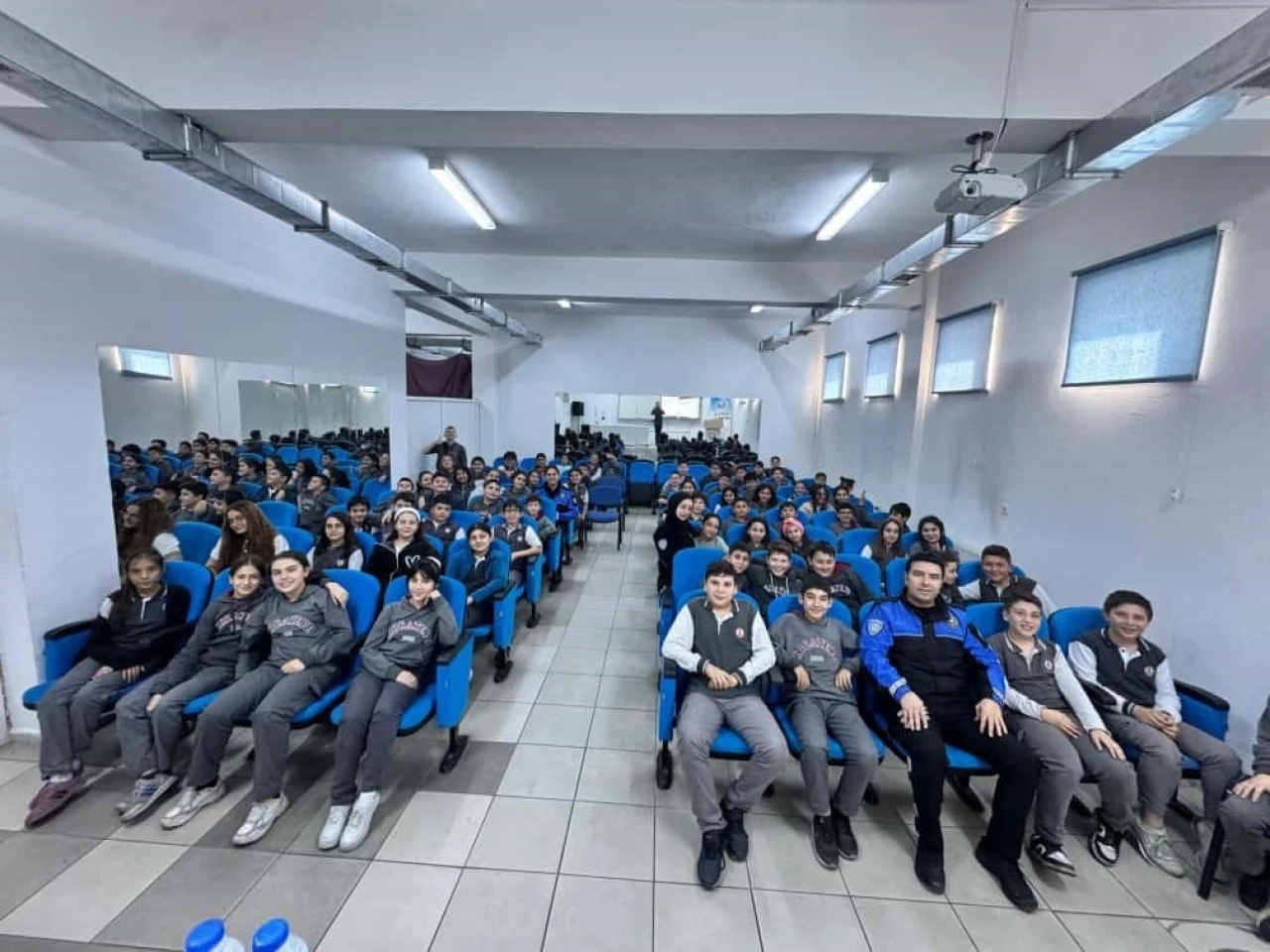 Afyonkarahisar’da polislerden ortaokul öğrencilerine güvenlik eğitimi