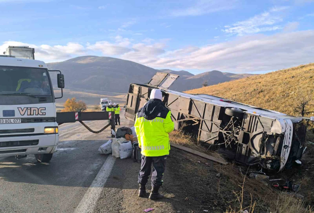 Afyonkarahisar'daki Otobüs Kazasında Ölenlerin Kimlik Tespit Çalışmaları Devam Ediyor