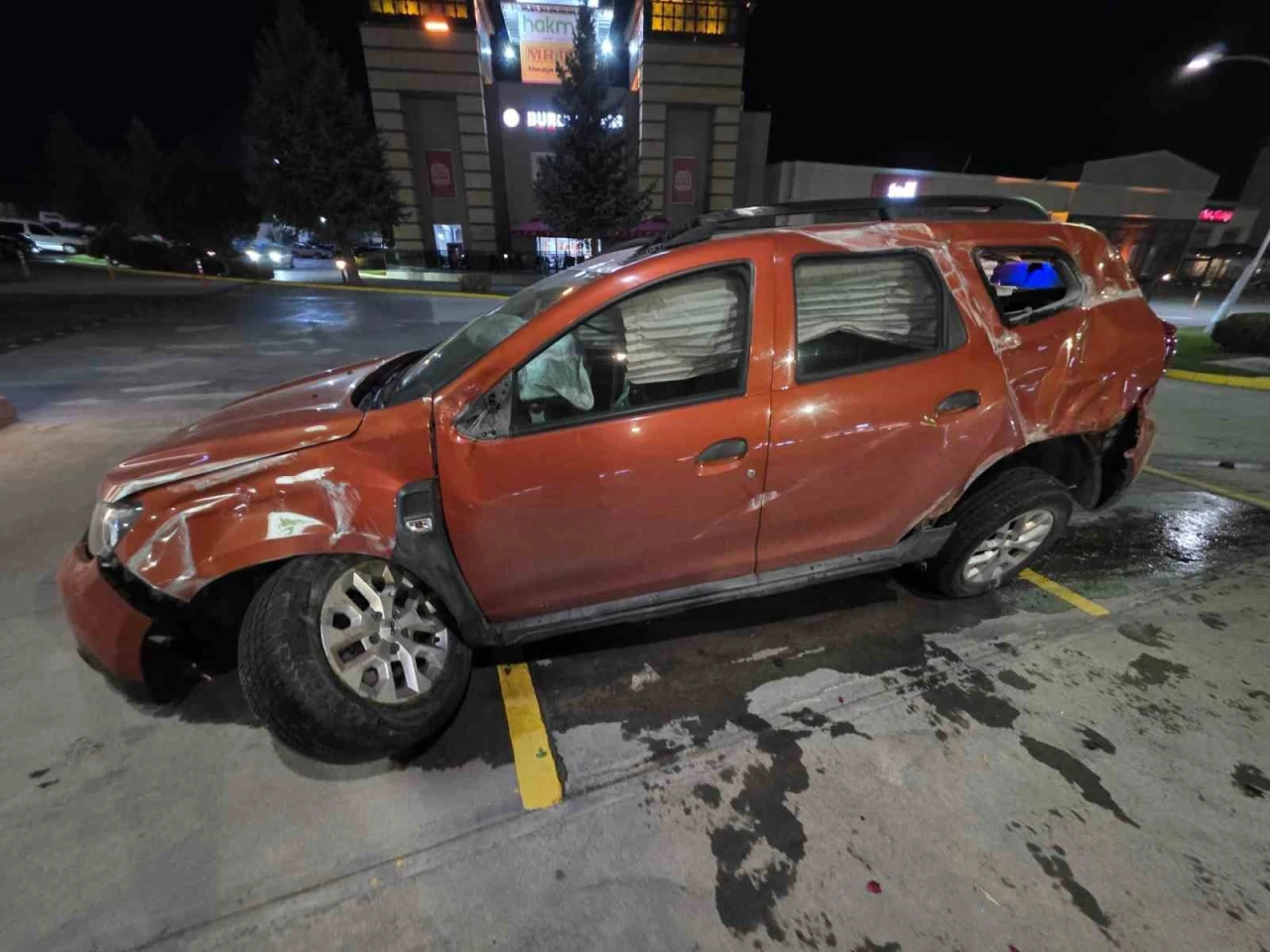 Bariyerlere çarpan otomobilde 2 kişi yaralandı