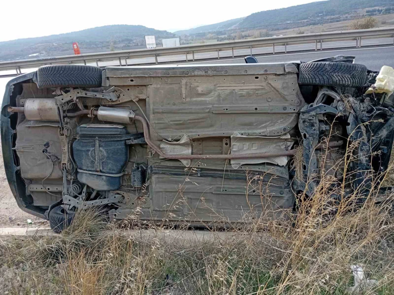 Otomobil kanala düştü: 1 yaralı