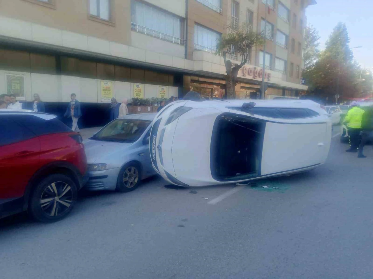 Uluönder Mahallesi’nde Zincirleme Kaza: Otomobil Yan Yattı, 1 Yaralı!