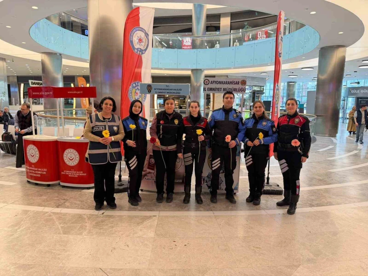 Polis stant açarak kadına yönelik şiddetle mücadele için bilgilendirme yaptı