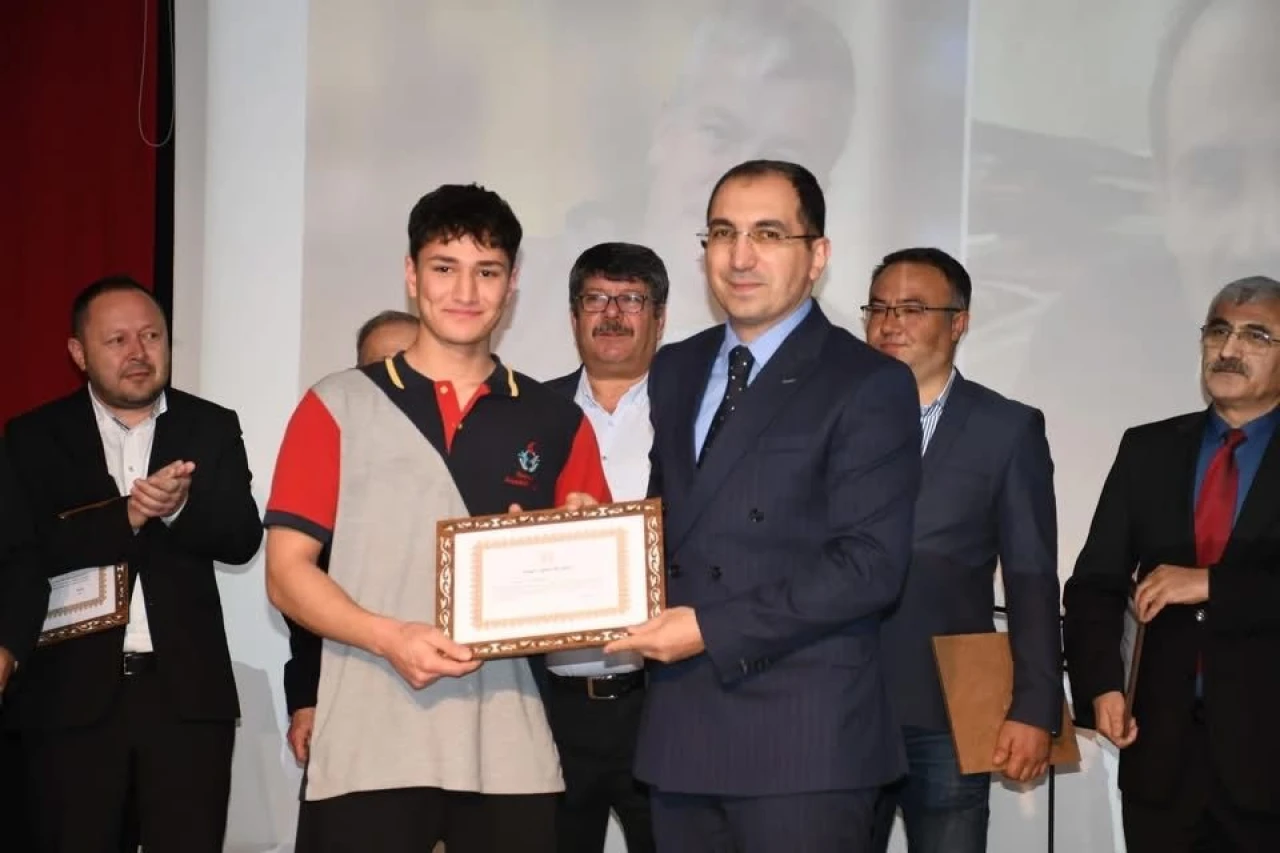 Şeref belgesi hayatını kaybeden öğretmenin oğluna verildi